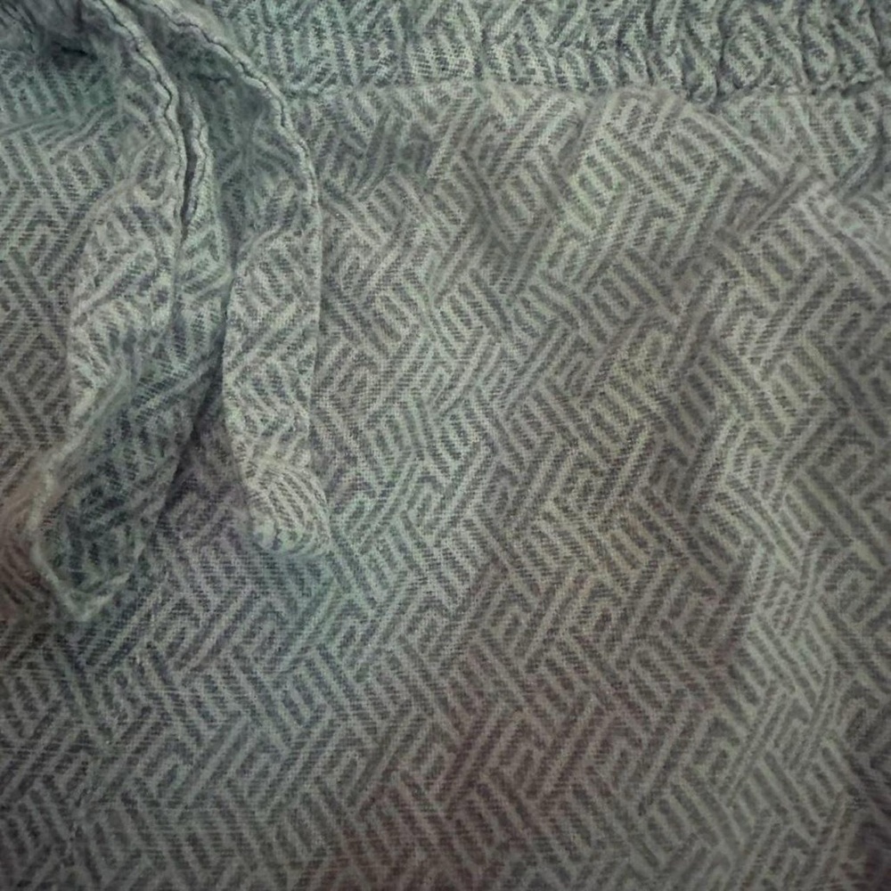 Hollister Men's Blue and White Patterned Linen Blend Shorts - Picture 3 of 3